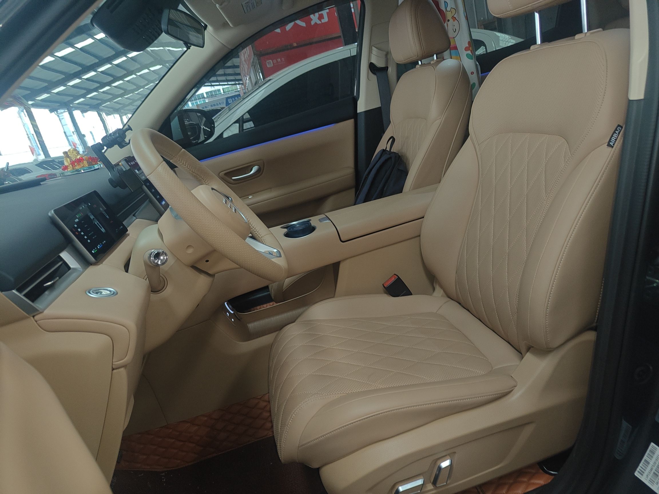 المقاعد الأمامية داخل السيارة