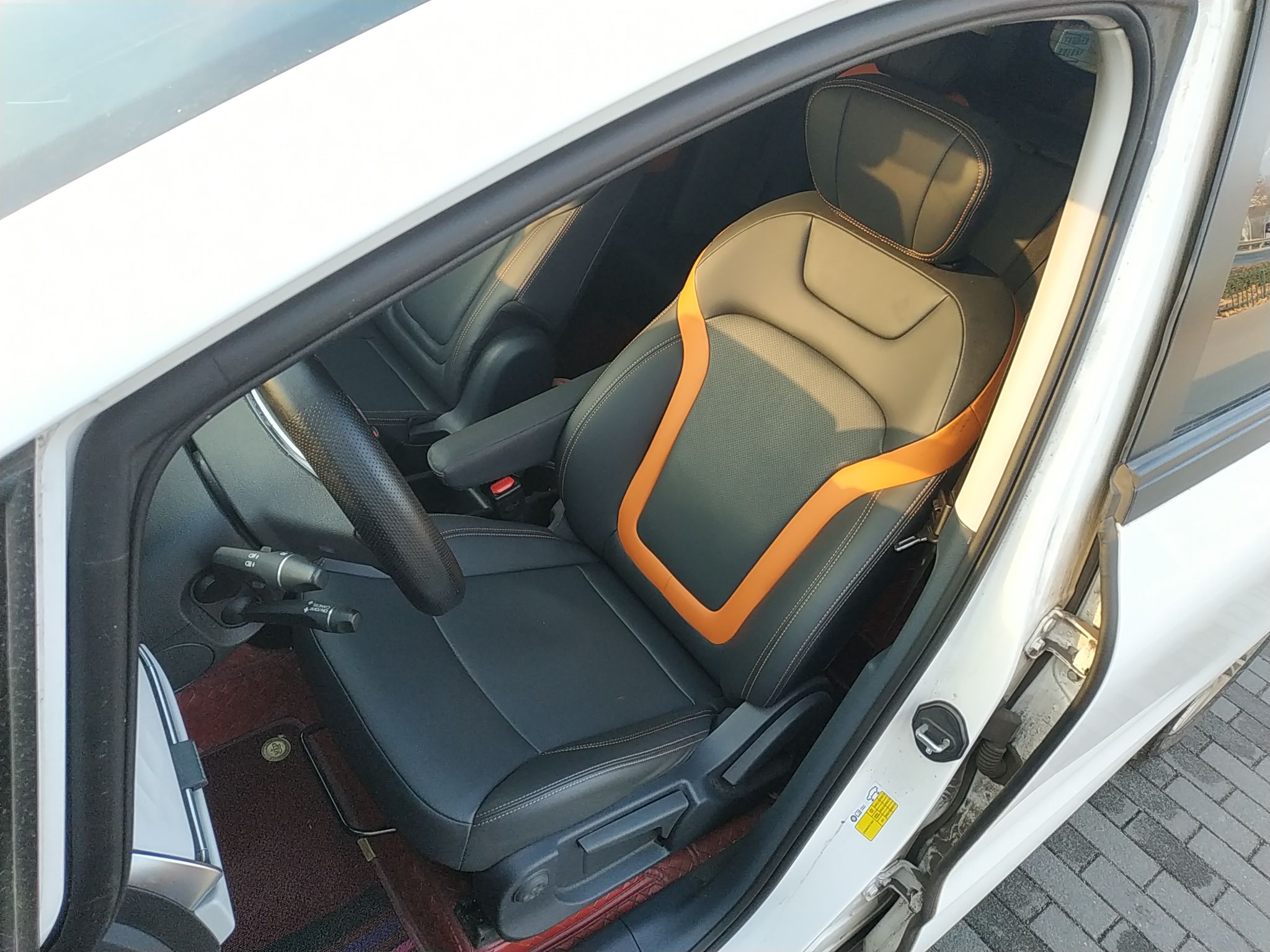 Переднее сиденье в автомобиле