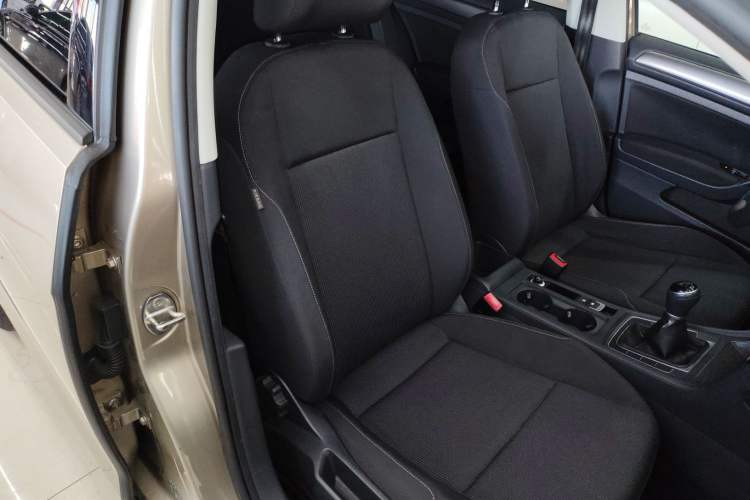 Used Volkswagen Golf 2016 1.6L Manual Fashion Edition
