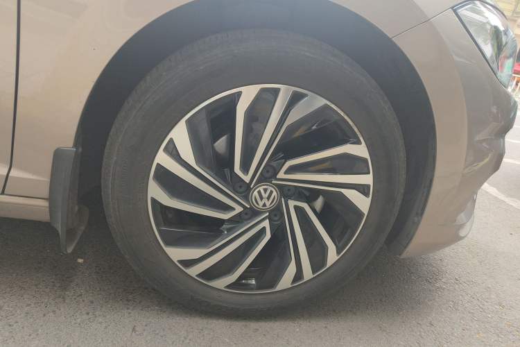 Used Volkswagen Sagitar 2019 280TSI DSG Luxury Model China V Emission Standard Right Front Wheel Hub
