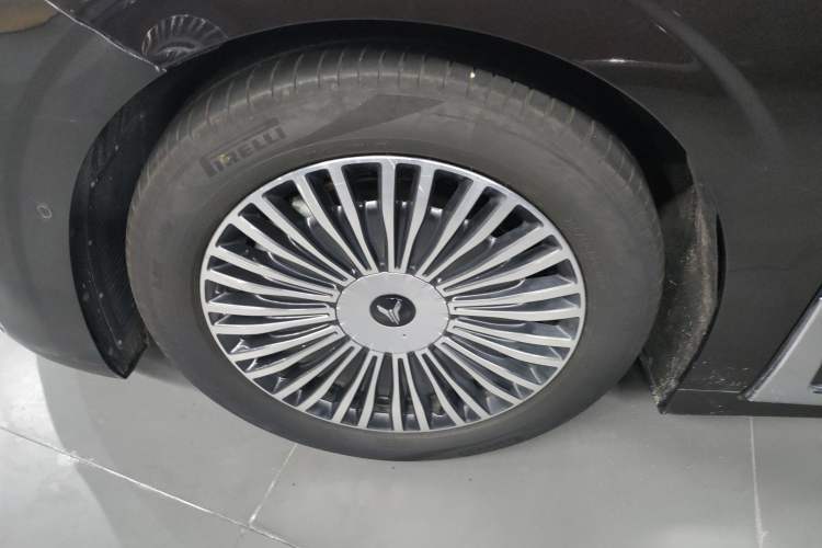 Used VOYAH Dream 2025 PHEV Four-Wheel-Drive Flagship Kunpeng Edition
