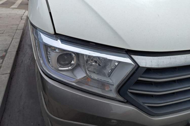 Used CHANGAN KUAYUE Xing V7 2022 1.6L Gasoline Comfort Version 5-Seater Liftback Door DAM16KR Right Front Headlight