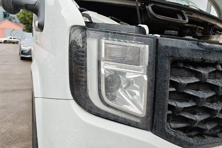 Used JMC Fushun 2023 2.0T Manual Short-Wheelbase Mid-Height Commercial Multi-Purpose 5-Seater Passenger Vehicle
