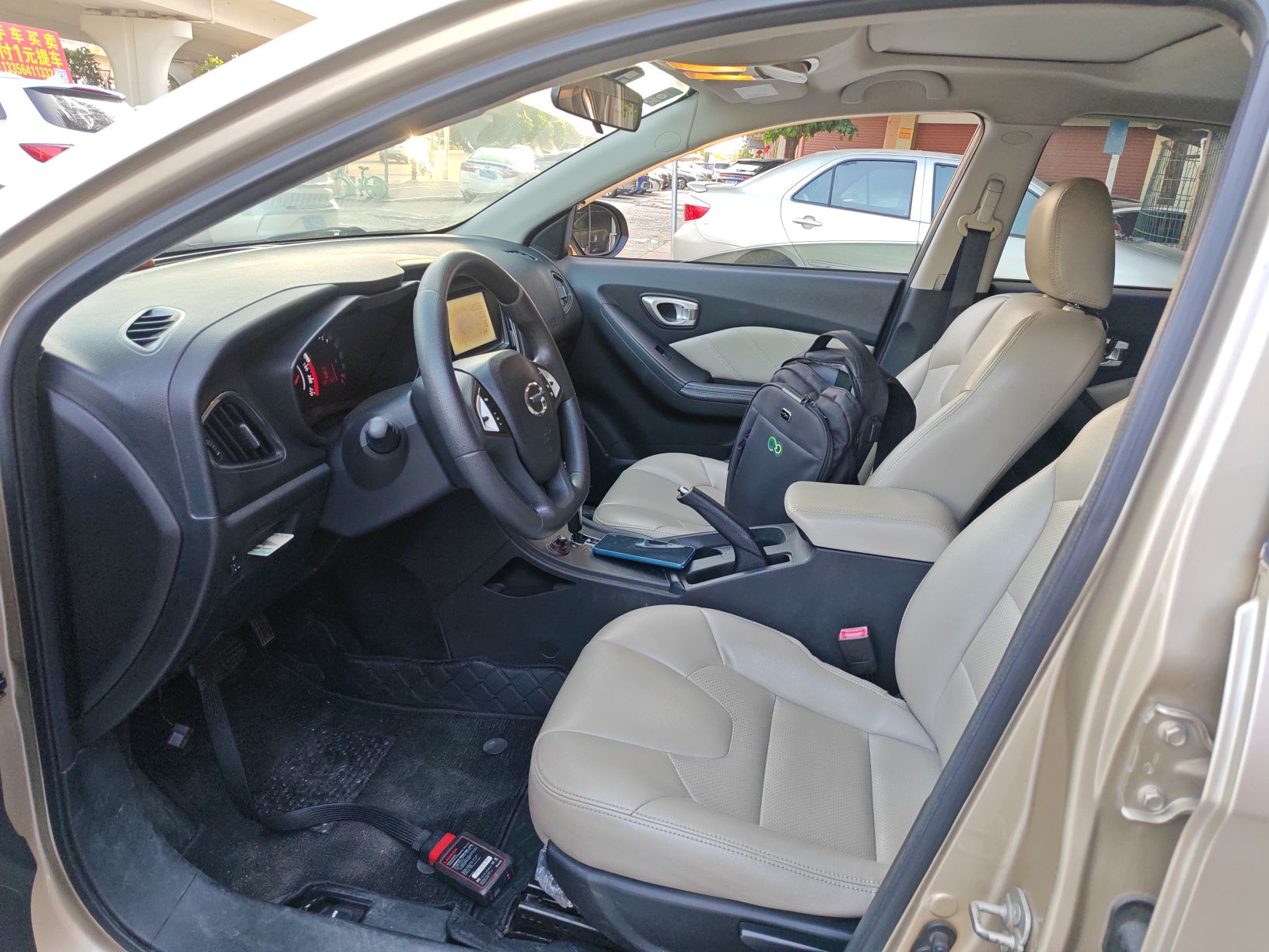 المقاعد الأمامية داخل السيارة