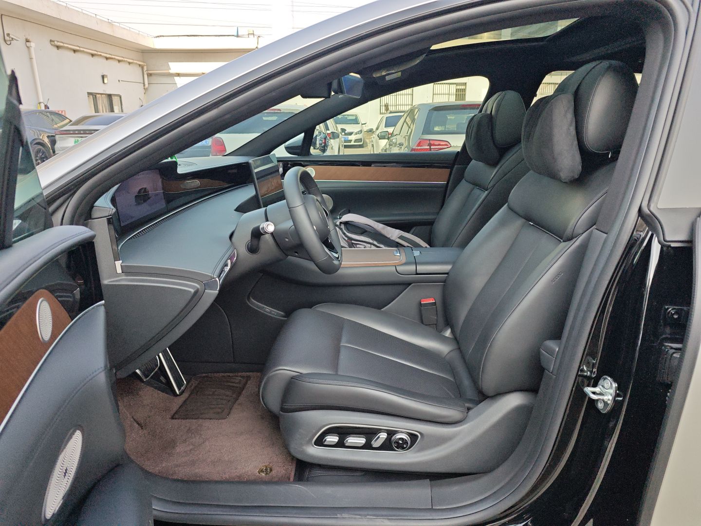 Переднее сиденье в автомобиле