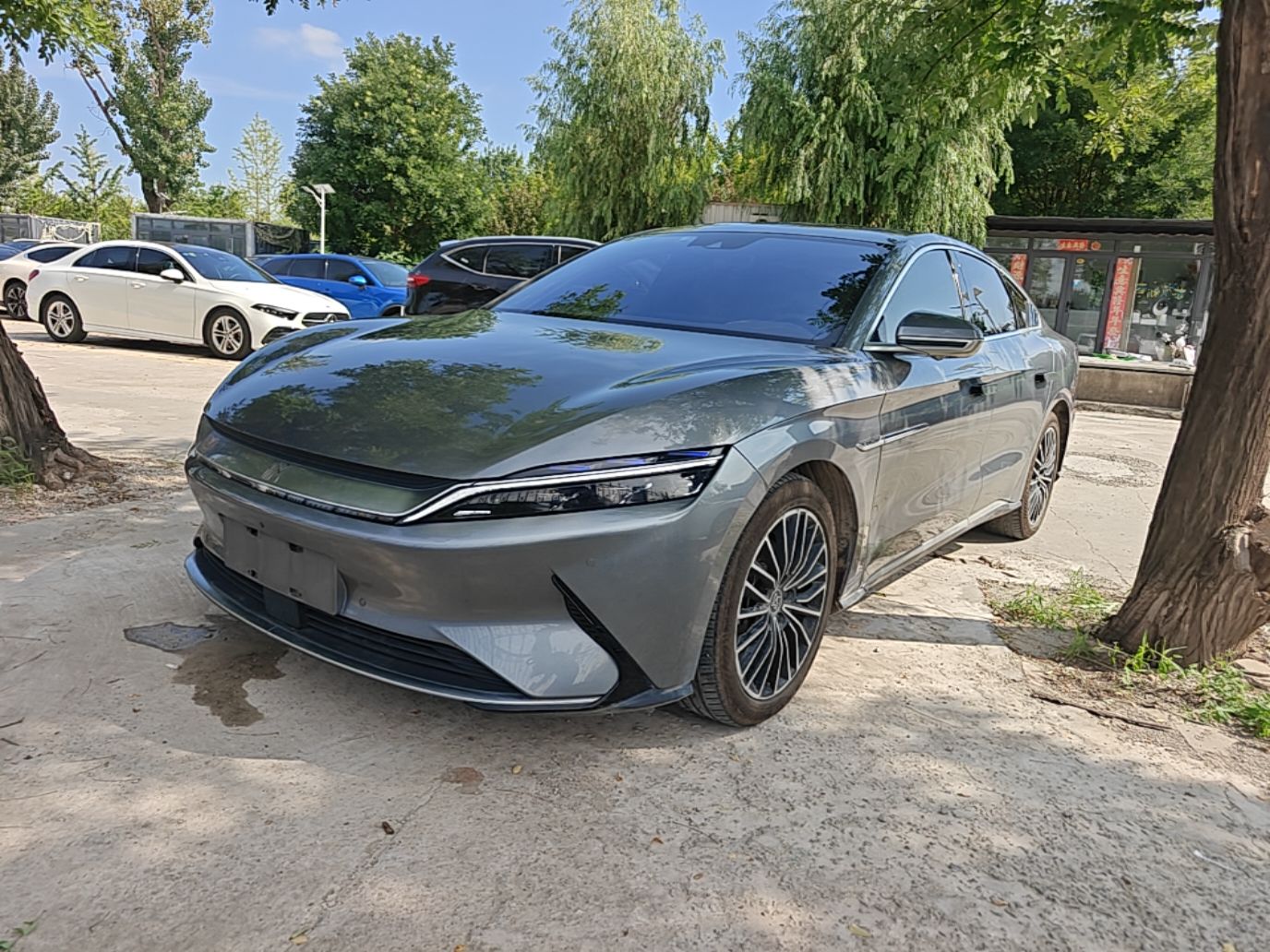 Под передней частью автомобиля