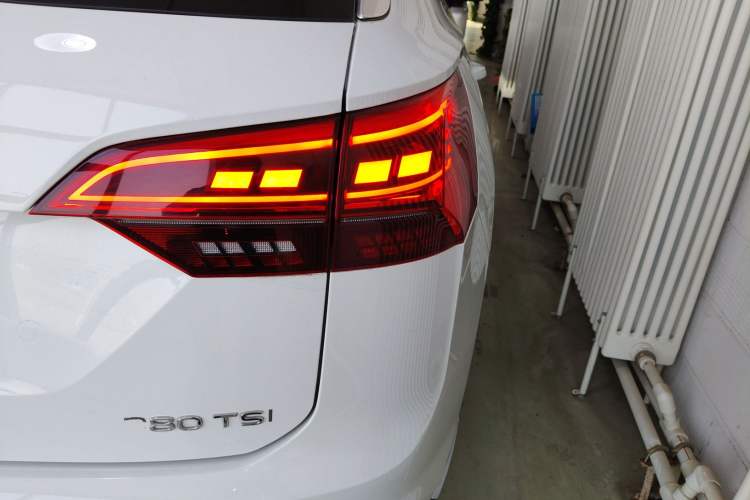 Used Volkswagen Tayron 2022 280TSI Two-Wheel Drive Luxury Smart Connectivity Version Right Rear Taillight