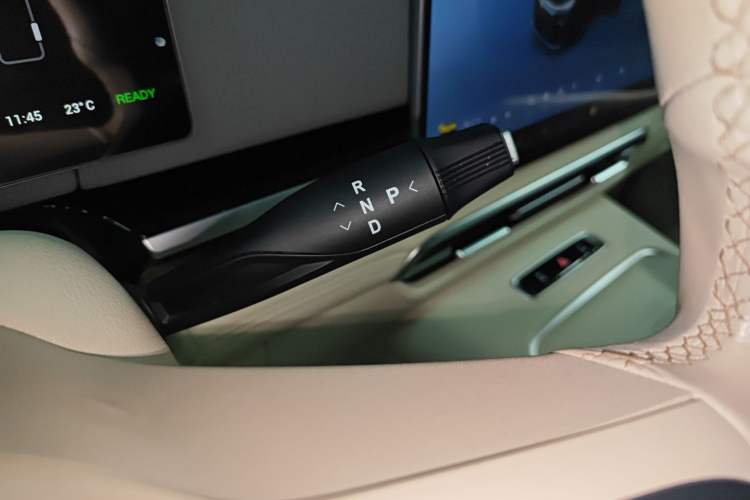 Used VOYAH Dream 2025 PHEV Four-Wheel-Drive Flagship Kunpeng Edition Gear Lever