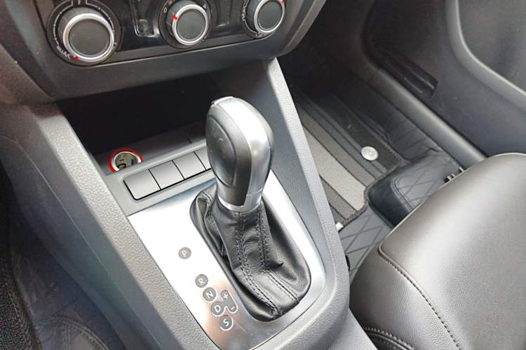 Used Volkswagen Sagitar 2014 Revised Version 1.6L Automatic Comfort Edition Gear Lever