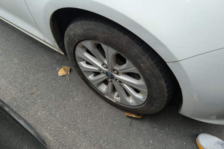 Used Ford Escort 2015 1.5L Automatic Fashion Model Right Front Wheel Hub