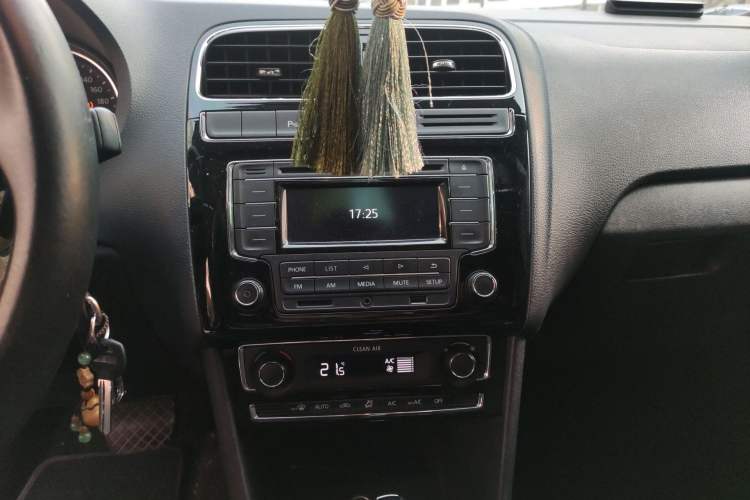 Used Volkswagen Polo 2016 1.6L Automatic Luxury Model Audio And AC Panel