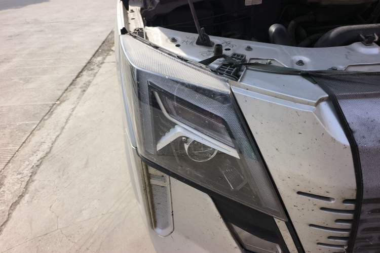 Used Dongfeng Yufeng 2023 V9+ 2.3T Manual Rear-Drive Cargo Van with Dual Rear Tires 3-Seater Right Front Headlight