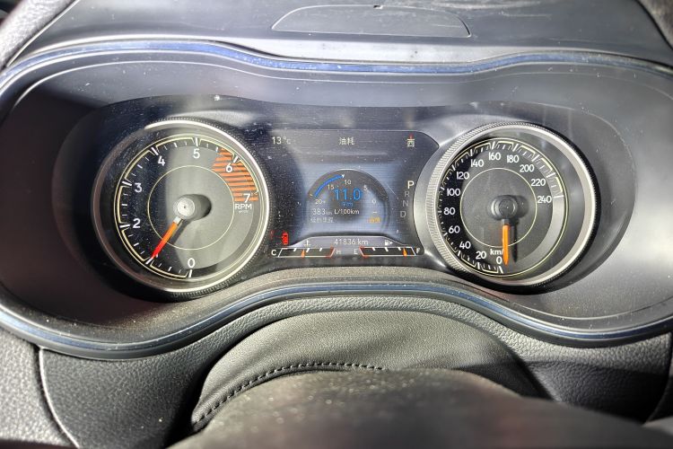 Used Jeep Cherokee 2019 2.0T Four-Wheel Drive Explorer Edition China VI Emission Standard Odometer Close Up