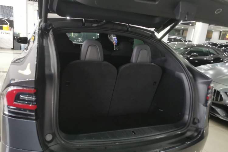 Used Tesla Model X 2019 Long-Range Version Trunk