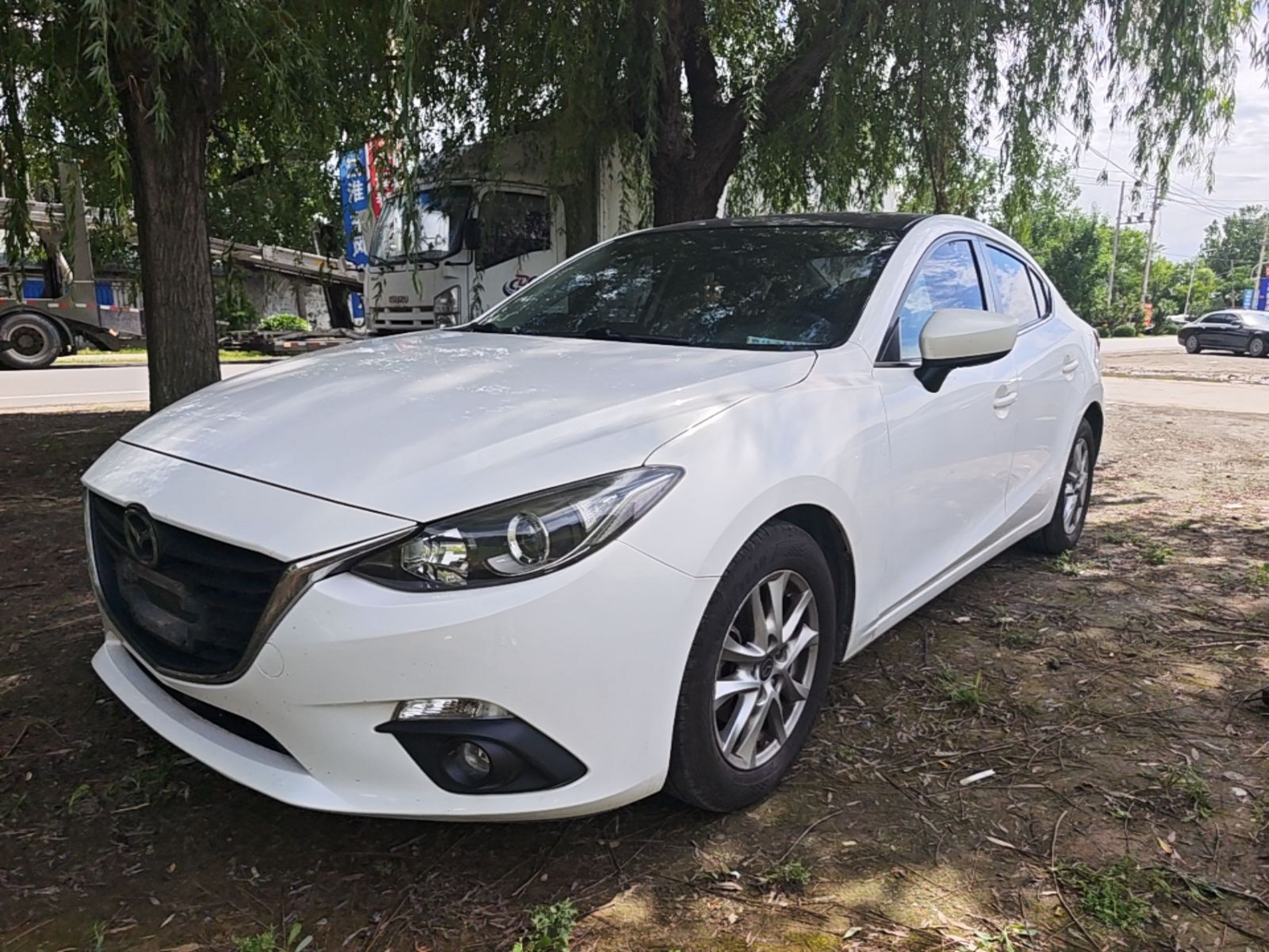 Под передней частью автомобиля