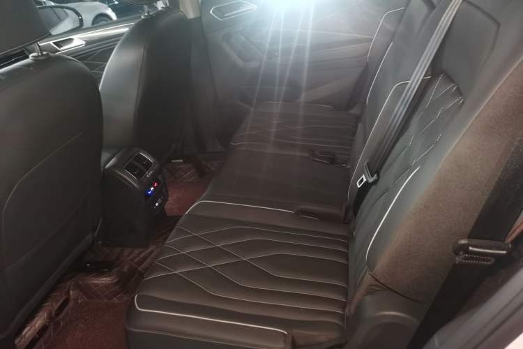 Used Volkswagen Tiguan L 2023 Facelifted 380TSI Automatic All-Wheel Drive R-Line Plus Version 7-Seater Left Rear Seat