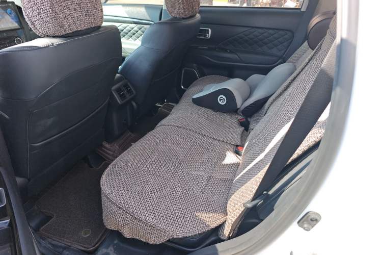 Used Mitsubishi Outlander 2020 2.4L 4x4 Zhi Xiang Edition 5 Seats Interior 4