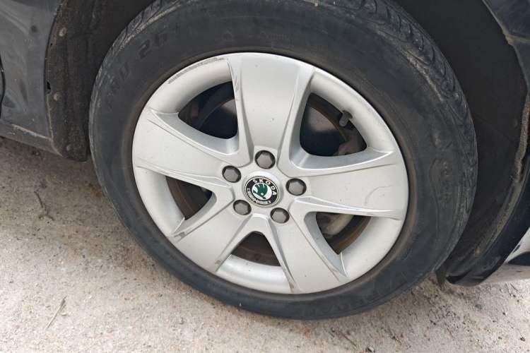 Used Skoda Octavia 2012 1.4TSI DSG Elegance Edition Right Front Wheel Hub