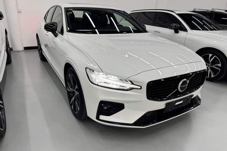 Used Volvo S60 2025 B5 Zhiya Sport Edition Front Right 45 Deg