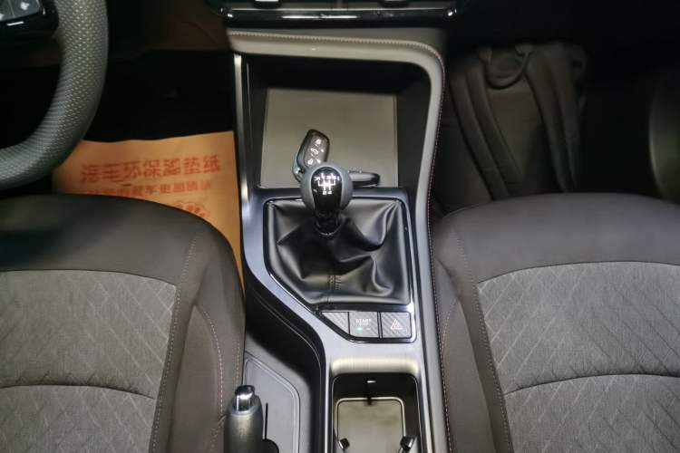 Used Roewe i5 2023 1.5L Manual Comfort Edition Gear Lever
