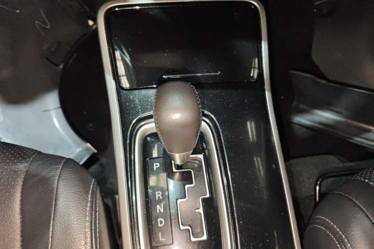 Used Mitsubishi Outlander 2018 2.4L 4x4 Luxury Edition 7-Seater Gear Lever