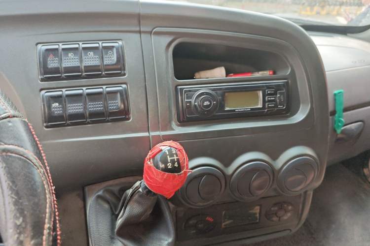 Used Iveco Daily 2017 2.5T A35 Low-Roof 5-7 Seater Passenger Van 47Z5 Audio And AC Panel