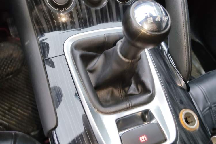 Used Peugeot 3008 2015 2.0L Manual Classic Edition Gear Lever