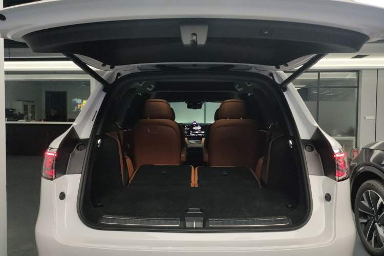 Used Hima AITO M8 2025 Model Pure Electric Max+ Six-Seat Four-Wheel-Drive Version
