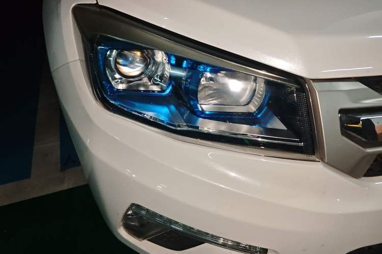 Used CHANGAN CS75 2017 Shangkui Edition 1.5T Automatic Fengyue Model Right Front Headlight