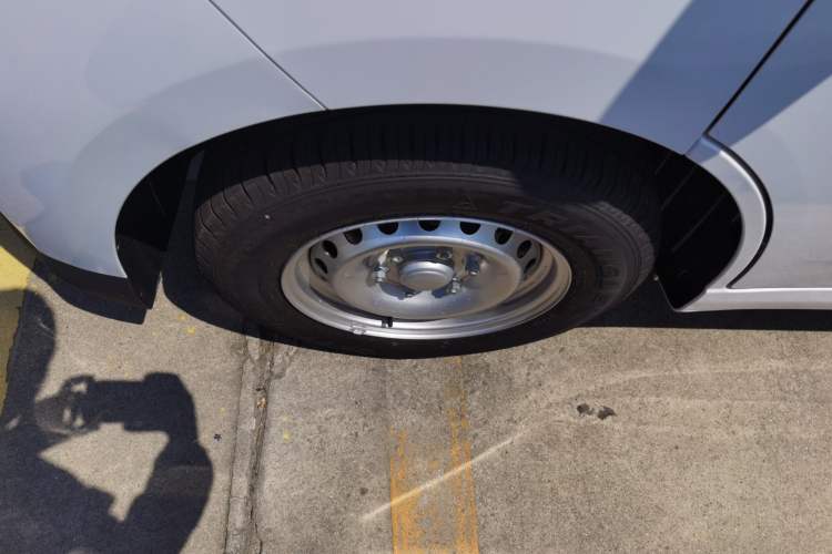 Used Wuling Yangguang 2024 300KM Comfort Version Passenger Van 75kW