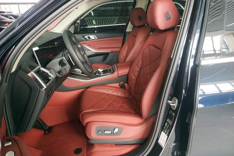 Used BMW X5 2023 xDrive 30Li Luxury M Sport Package
