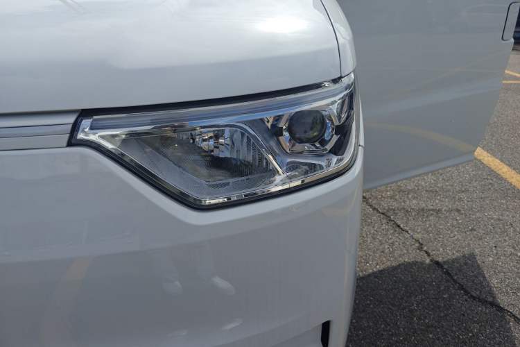 Used Ruichi EC75 2025 Model Passenger Vehicle Smart Driving Ultra-Charging Edition, Pioneer Type I, 52.16 kWh
