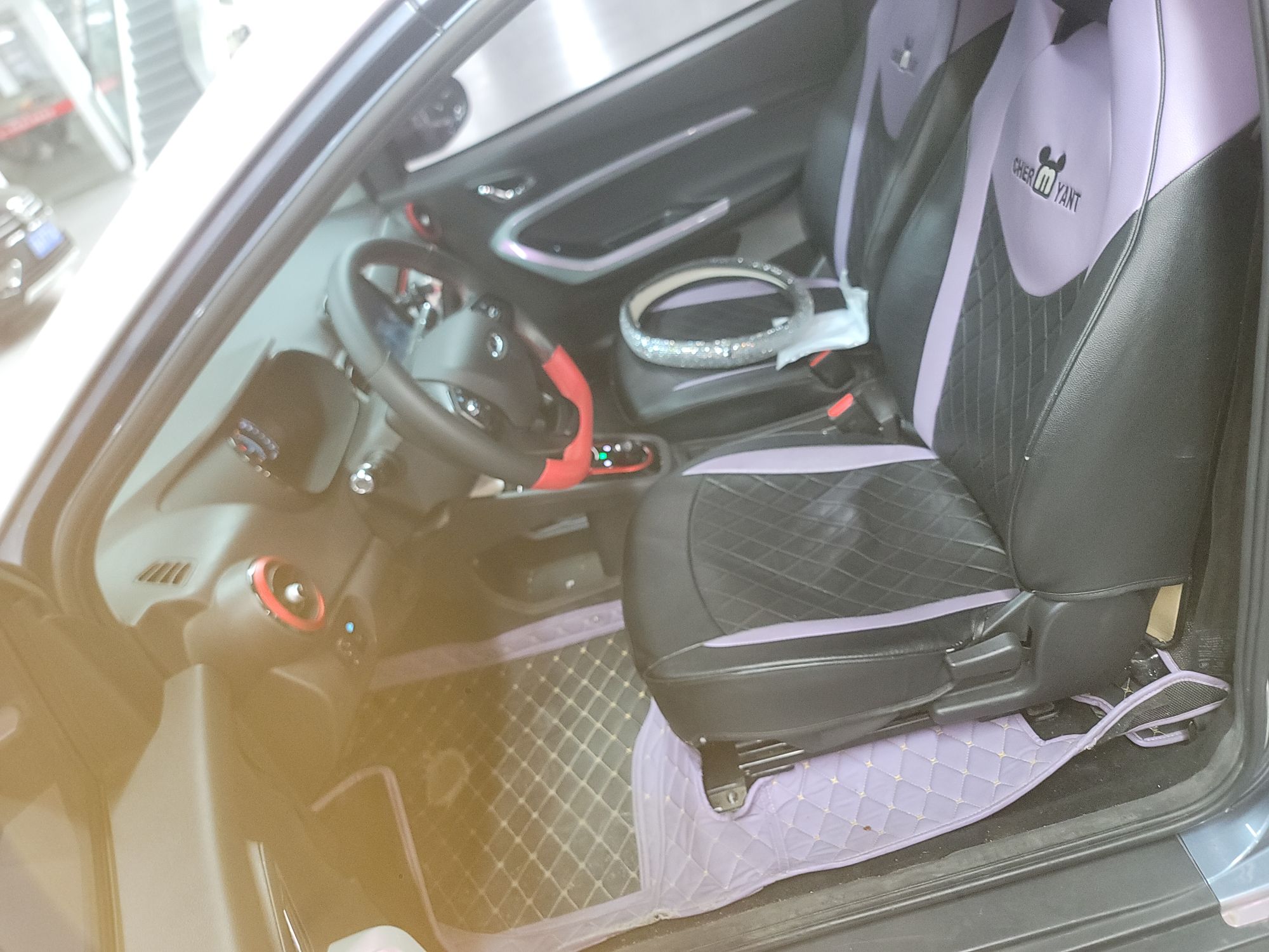 المقاعد الأمامية داخل السيارة