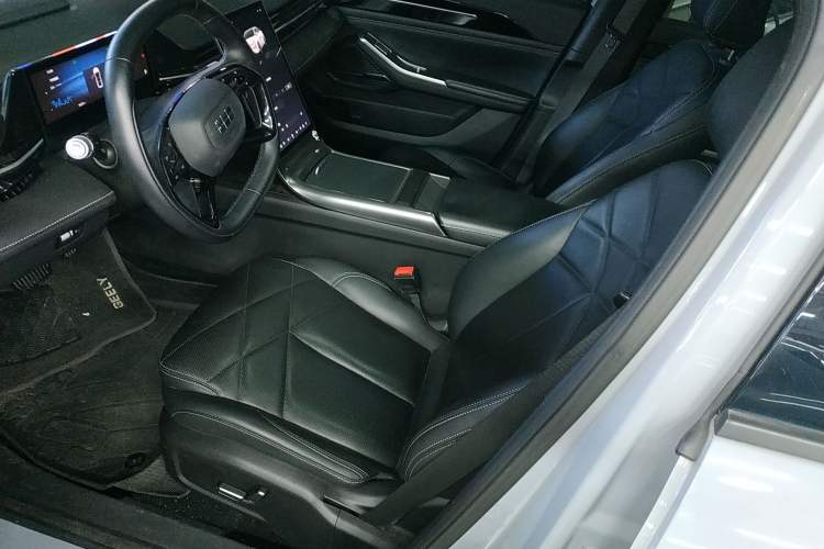 Used Geely Galaxy L6 2024 125km PLUS Dragon Edition Left Front Seat