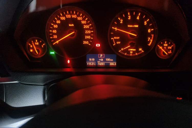 Used BMW 3 Series 2017 318i Fashion Model Odometer Close Up