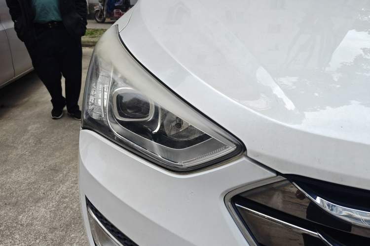 Used Hyundai Santa Fe 2013 2.4L Automatic Two-Wheel Drive Smart Version Right Front Headlight