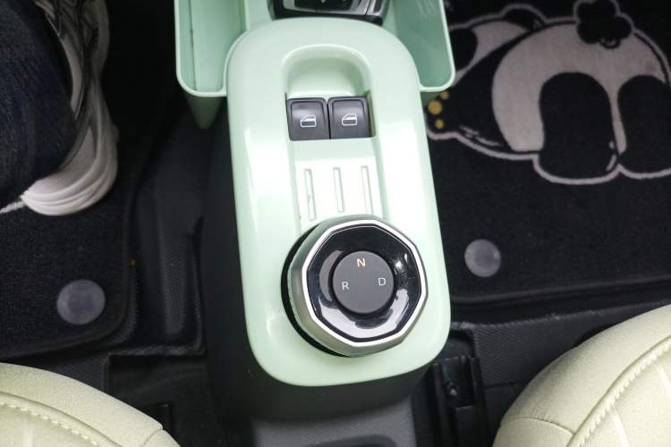 Used Geely Galaxy Panda 2023 Panda Mini 200km Endurance Bear Gear Lever