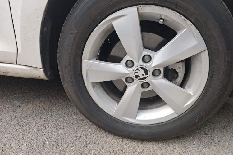 Used Skoda Rapid Spaceback 2016 1.6L Automatic Chuanxing Edition Right Front Wheel Hub