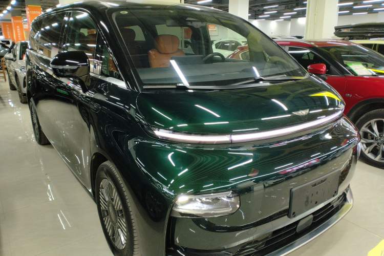 Used Geely Galaxy LEVC L380 2024 140-Degree 6-Seater All-Wheel-Drive Ultra