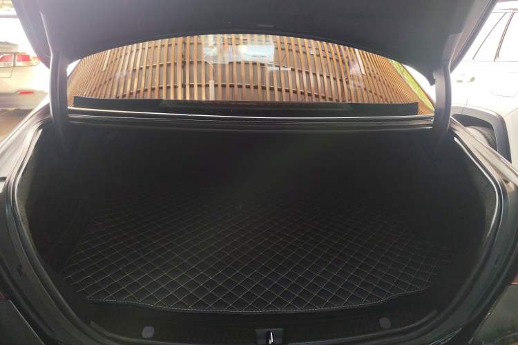 Used Mercedes-Benz E-Class New Energy 2022 Second Facelift E 350 e L Plug-in Hybrid Sedan Trunk