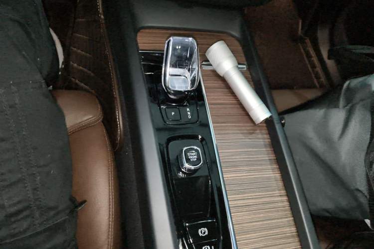 Used Volvo XC60 2023 B5 4x4 Smart Luxury Edition Gear Lever