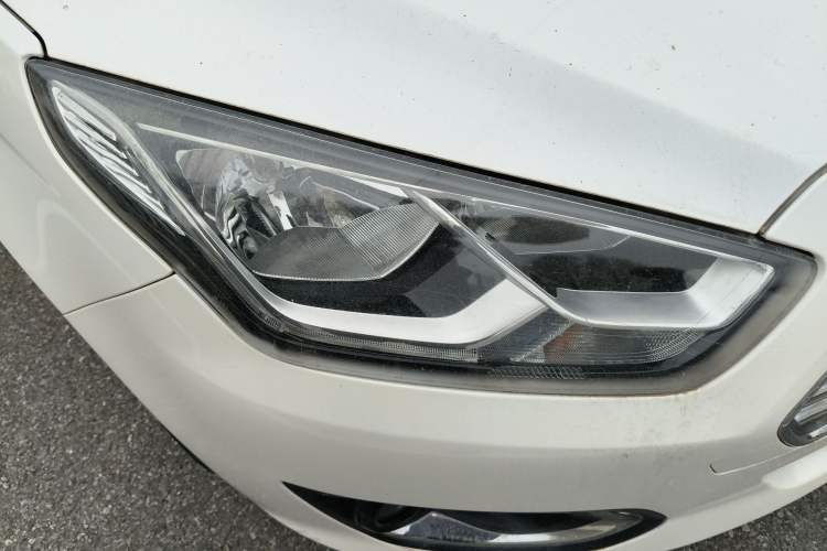 Used Ford Escort 2015 1.5L Automatic Fashion Model Right Front Headlight