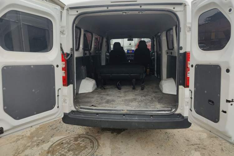 Used Wuling Yangguang 2025 Model 310KM Bus Edition—Customized by CATL