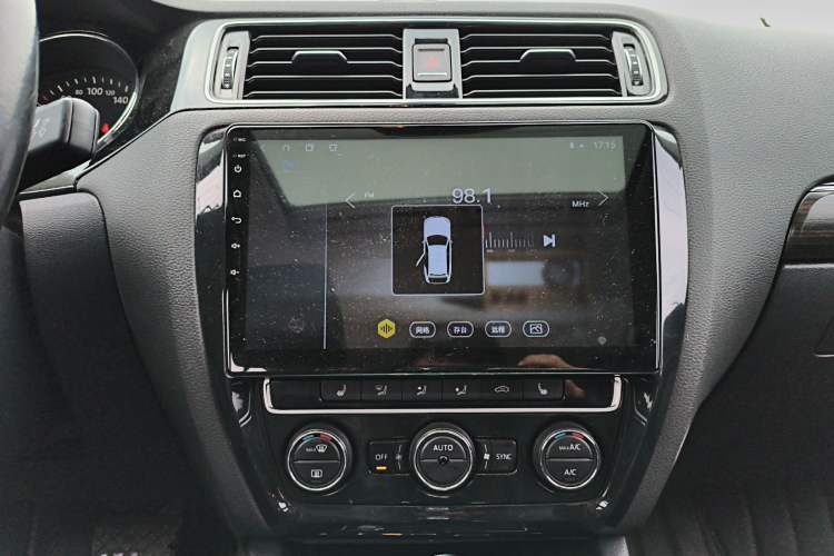 Used Volkswagen Sagitar 2015 230TSI Automatic Luxury Model Audio And AC Panel