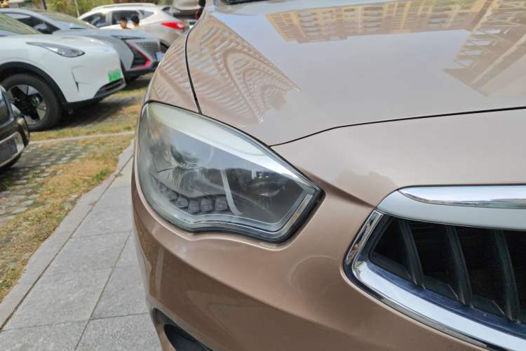 Used Brilliance H530 2017 1.6L Automatic Comfort Model Right Front Headlight