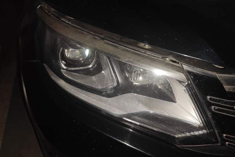 Used Volkswagen Tiguan 2013 1.8 TSI Automatic All-Wheel Drive Luxury Model Right Front Headlight