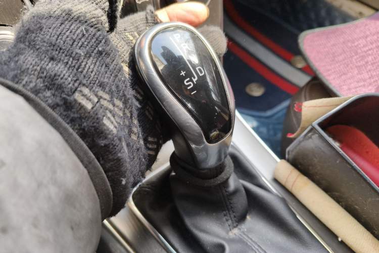 Used Volvo V40 2015 1.6T Zhiyi Edition
