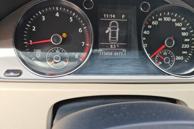 Used Volkswagen Magotan 2012 1.8TSI Luxury Model Odometer Close Up