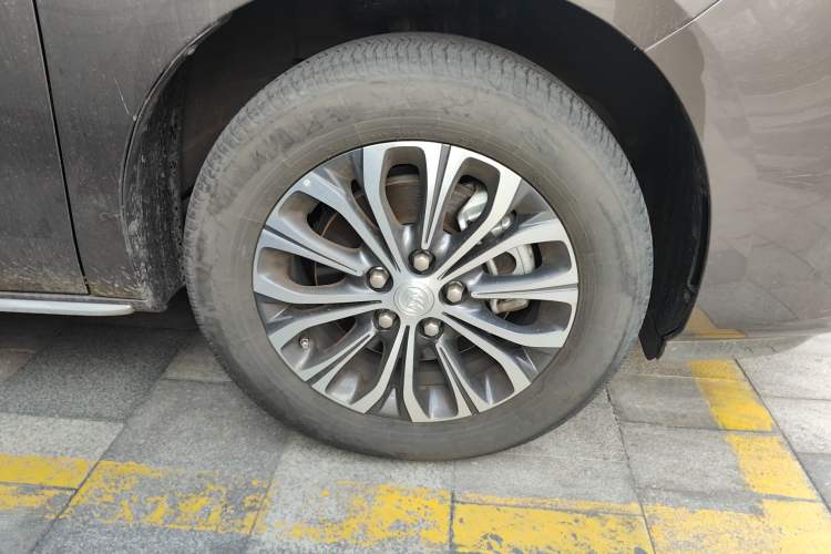 Used Buick GL8 2023 Facelifted Land Cruiser Executive Luxury Version Right Front Wheel Hub