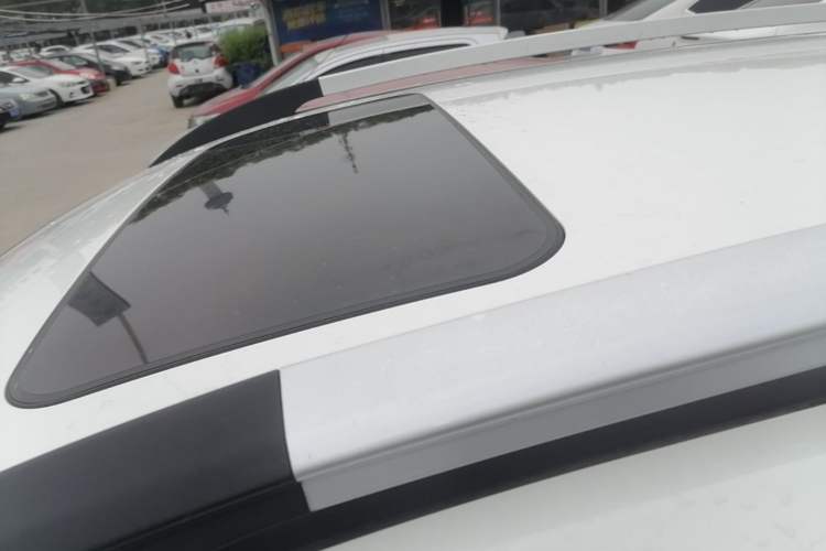 Used Baojun 560 2016 1.5T Manual Luxury Model Roof